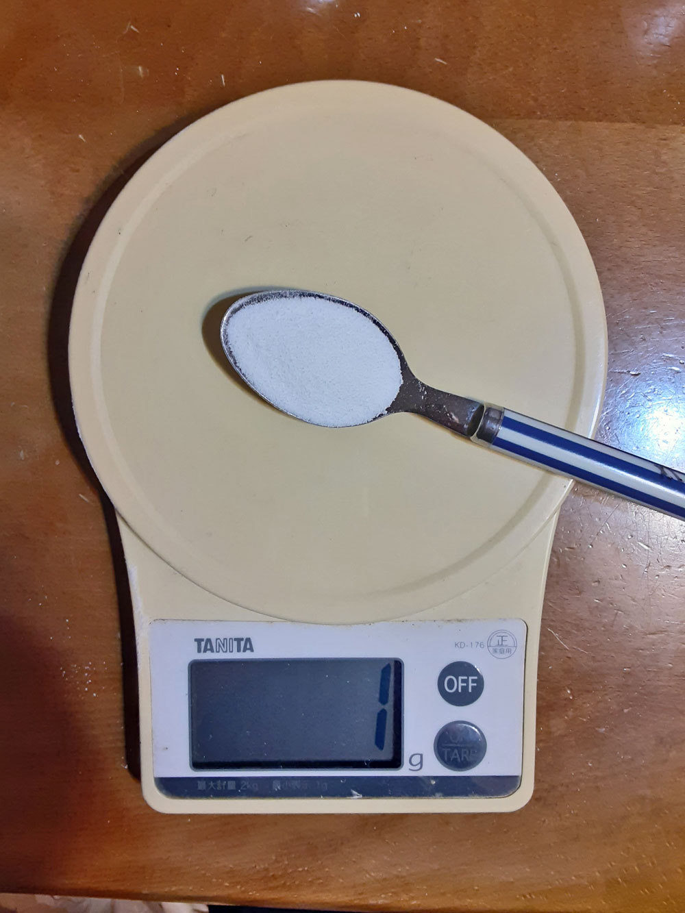 コラーゲンペプチドをティースプーンに小盛1杯入れて計量器で計ると1ｇになる