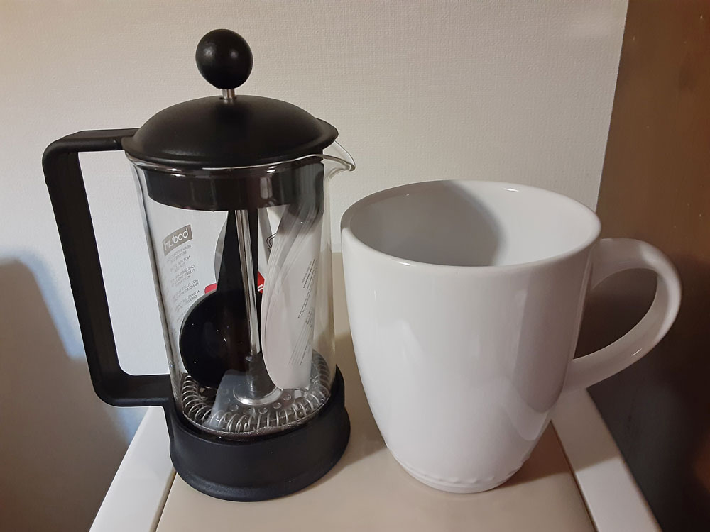 ボダム（BODUM）のフレンチプレス（French Press）とマグカップとを大きさで比較