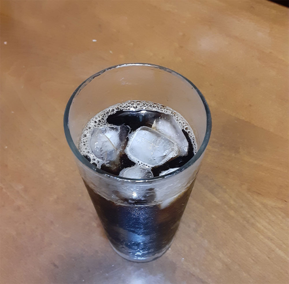 凍らせたグラスに氷を入れて、ボトルタイプのカフェインレスコーヒーを飲んでみた