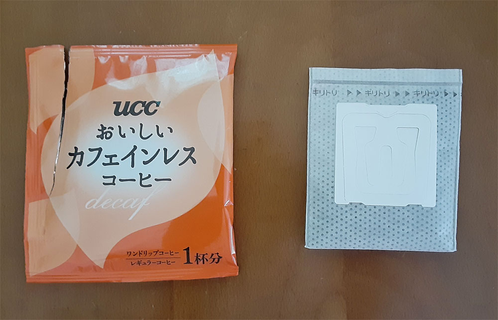 UCCおいしいカフェインレスコーヒーワンドリップタイプを開封した様子