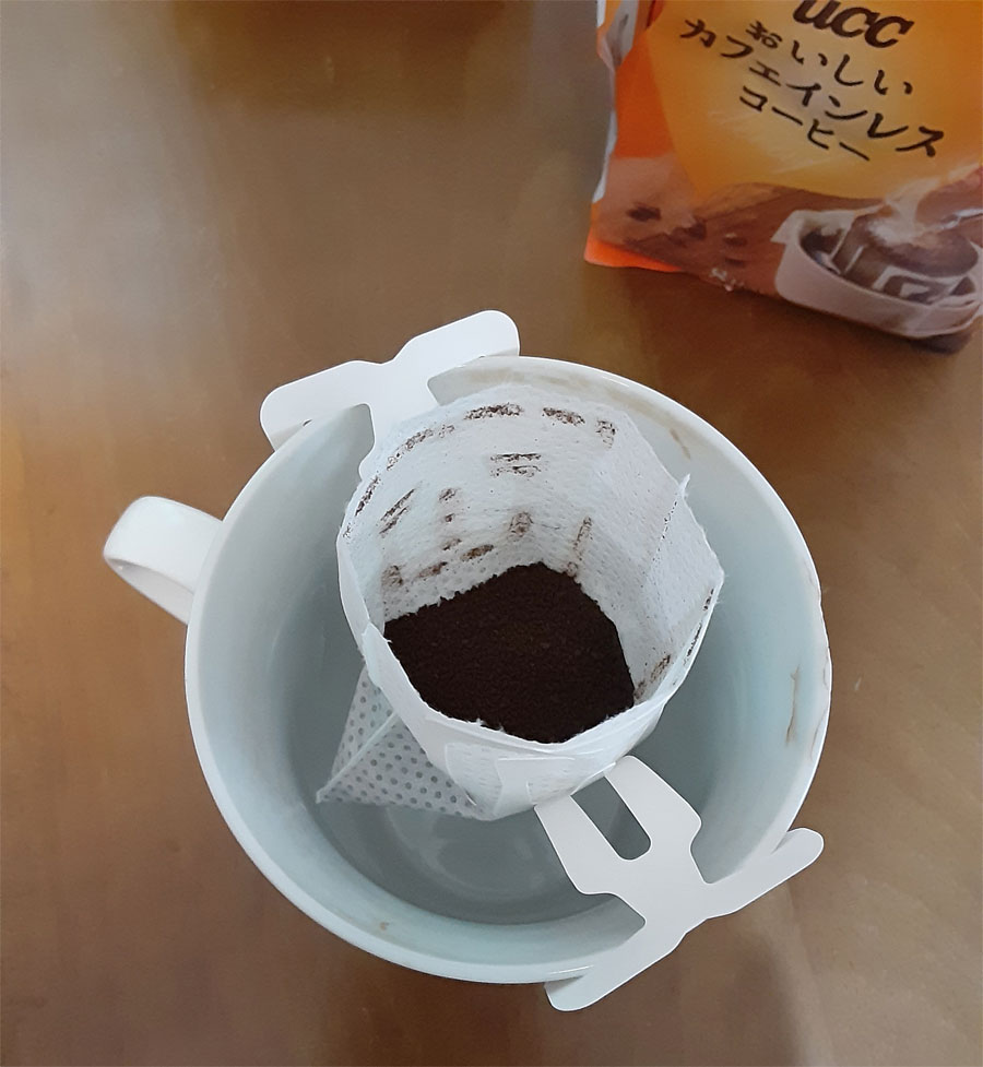 お湯を沸かしてUCCおいしいカフェインレスコーヒーワンドリップタイプをドリップして飲んでみた
