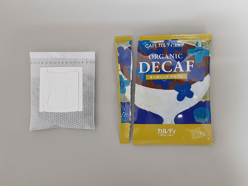 カルディのオーガニックデカフェドリップタイプを開封するとコーヒーのいい香りが漂う
