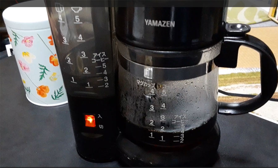 カルディのコーヒー豆をコーヒーメーカーで淹れている様子