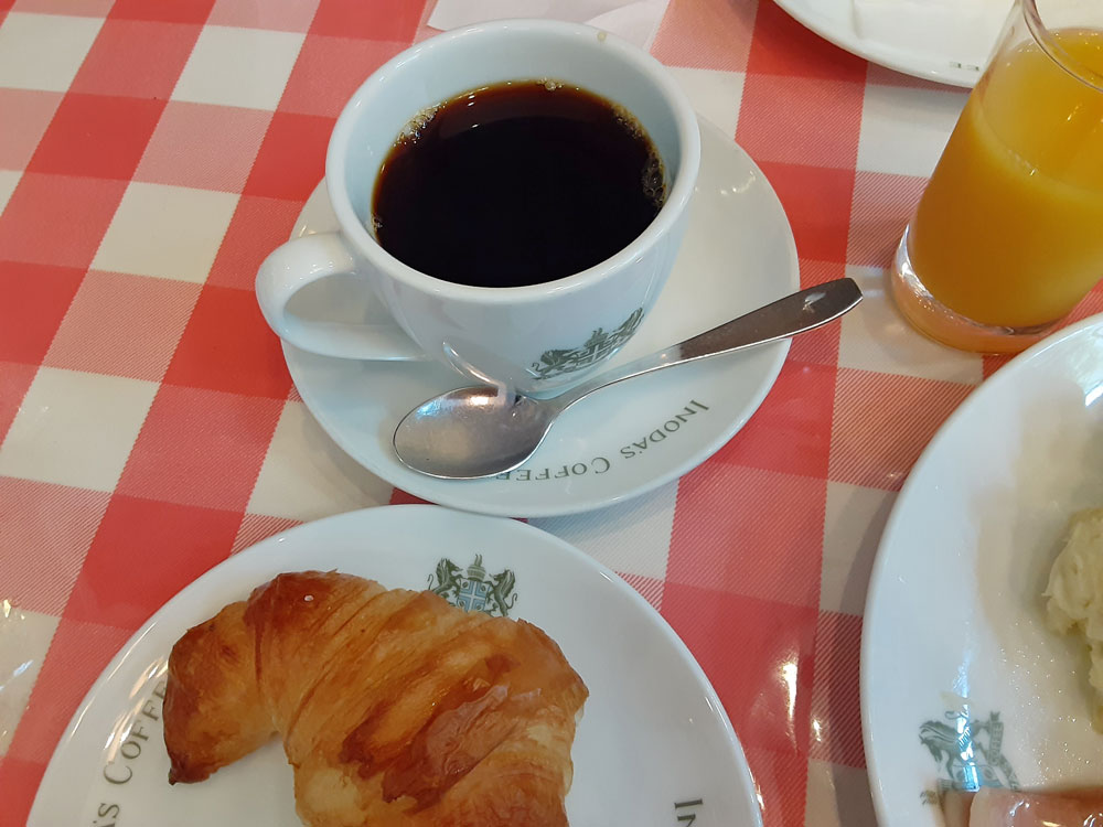 イノダコーヒで母と2人で注文した「アラビアの真珠」「コロンビアのエメラルド」のホットコーヒー
