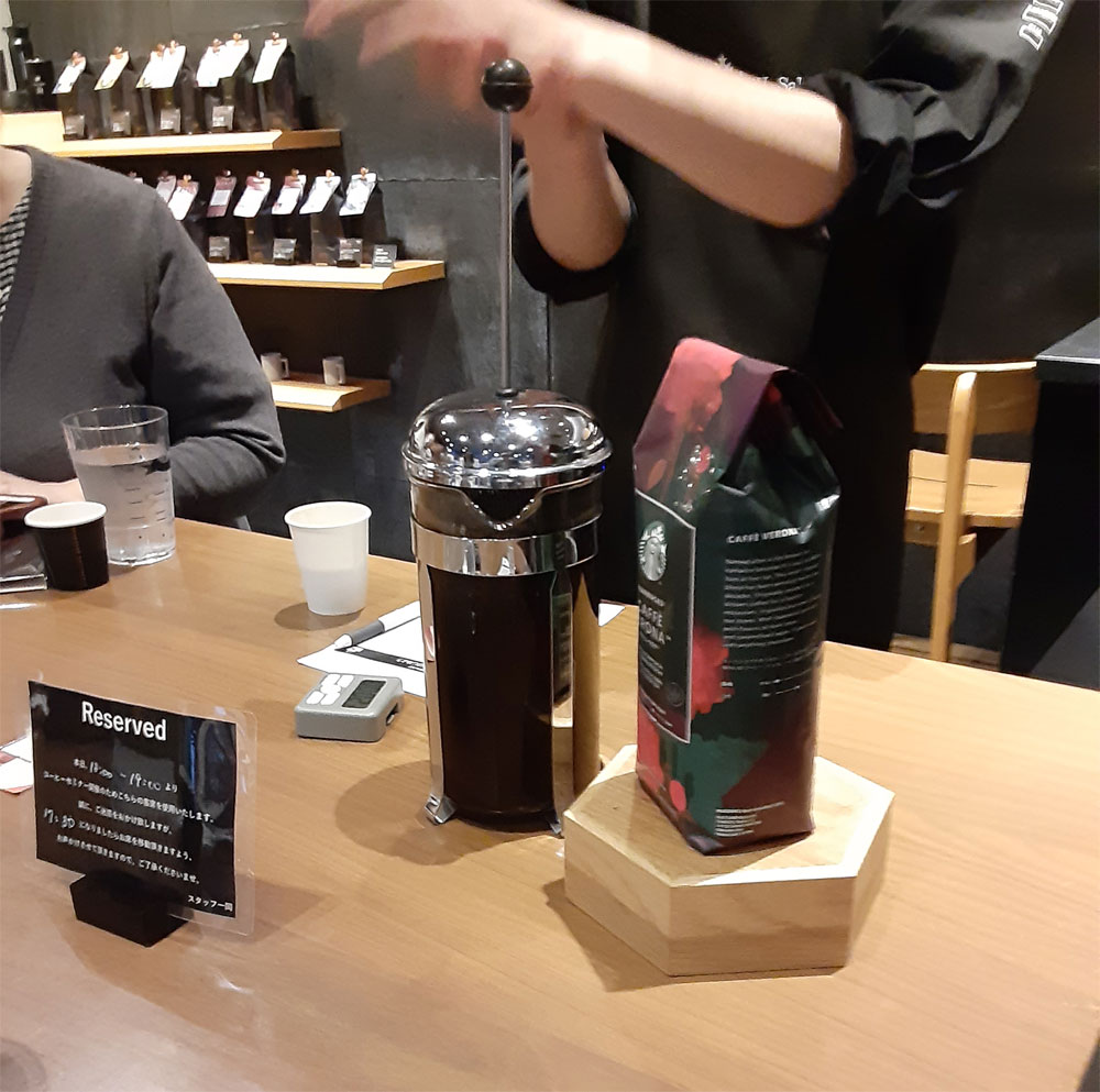 コーヒープレスを使った抽出方法でスターバックスのコーヒー豆を淹れる