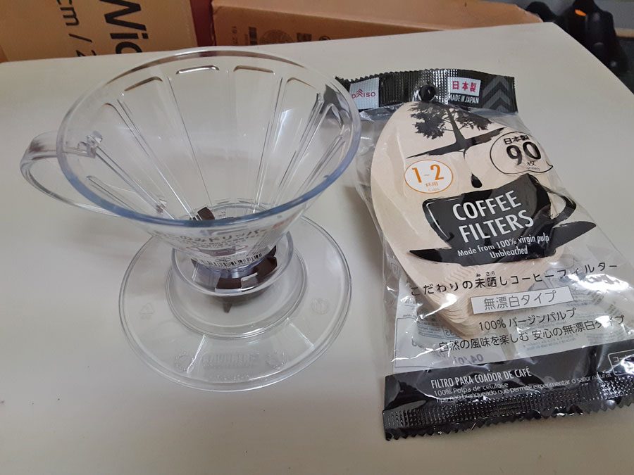 挽いたコーヒー豆で淹れるための道具のドリッパーとコーヒー紙フィルター1～2杯分用