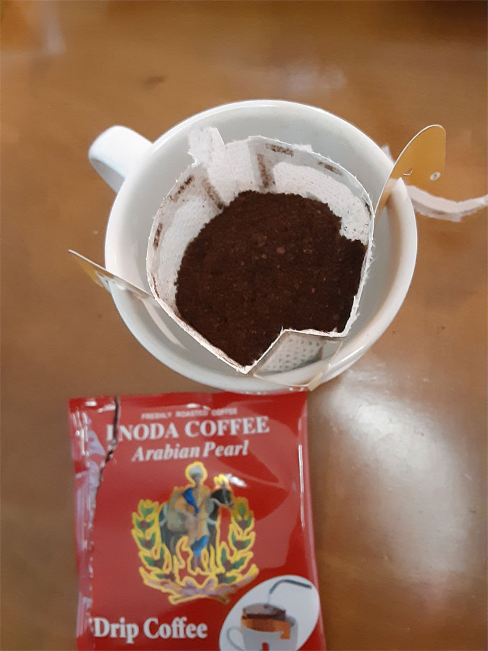 イノダコーヒ「アラビアの真珠」のペーパードリップバッグのコーヒー豆をカップにセッティング