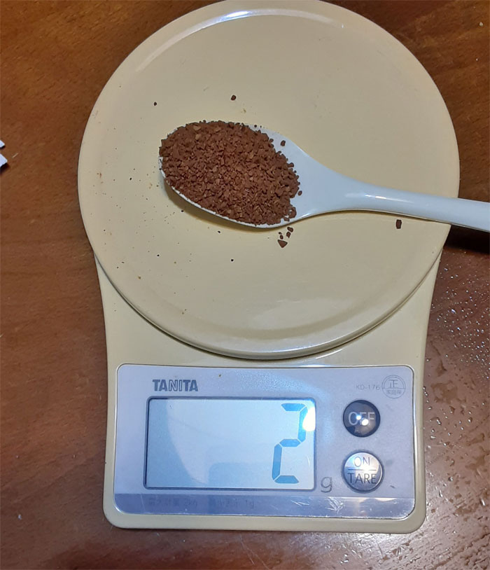 ネスカフェカフェインレスコーヒーインスタントの粉2gを計量