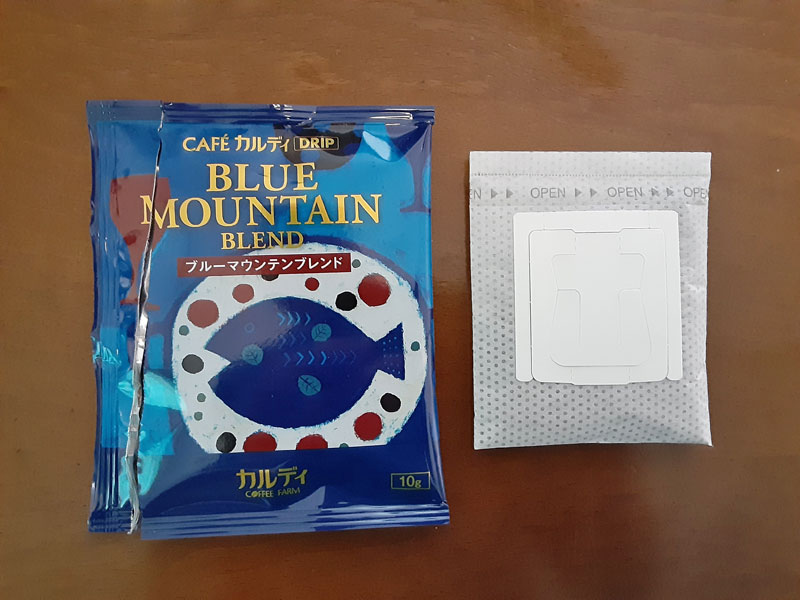 カルディのコーヒー豆「ブルーマウンテンブレンド」ドリップバッグを開封した中身
