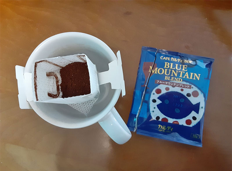カルディのコーヒー豆「ブルーマウンテンブレンド」ドリップバッグをコーヒーカップにセットした様子