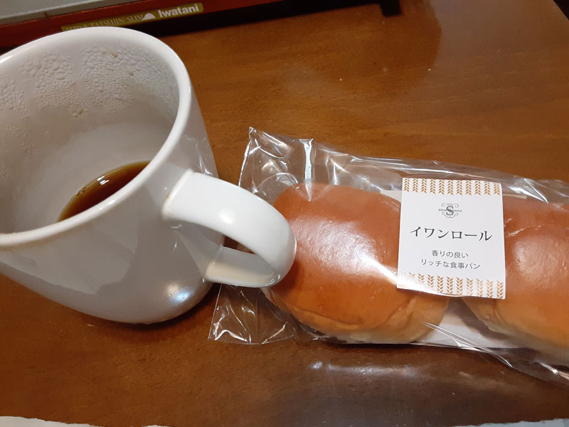 上品な酸味のキリマンジャロコーヒにはあっさり味のロールパンと一緒に食事するのがおすすめ