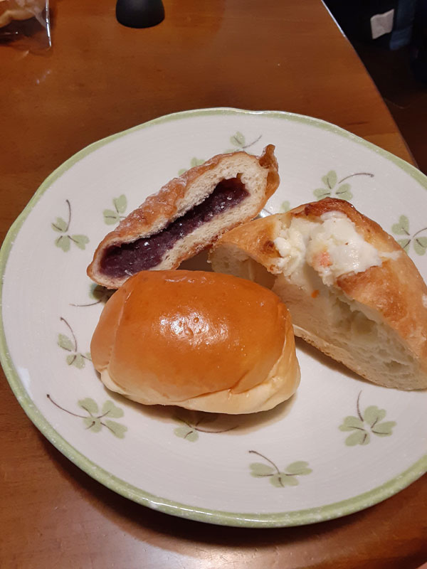 カルディのブルーマウンテンブレンドドリップコーヒーを、甘いパンと一緒に午後のひとときに味わう