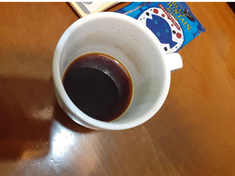 カルディのコーヒー豆「ブルーマウンテンブレンド」ドリップバッグで淹れたてのコーヒーの油分の様子