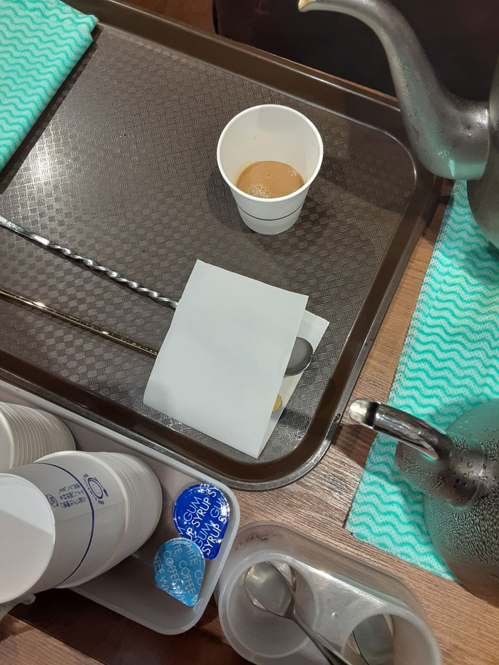 カルディコーヒーファーム店で「イタリアンローストコーヒー豆」を試飲した様子その2