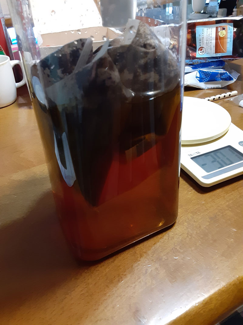 キーコーヒーの「香味まろやか水出しコーヒー」の2袋を1000mlの水と一緒に入れる