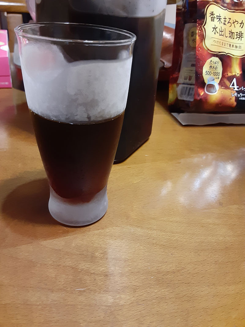 キーコーヒーの「香味まろやか水出しコーヒー」をグラスに入れてブラックのアイスコーヒーで飲んでみる