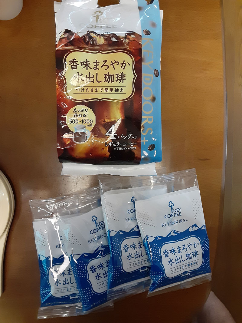 キーコーヒーの「香味まろやか水出しコーヒー」の4袋入りの中身