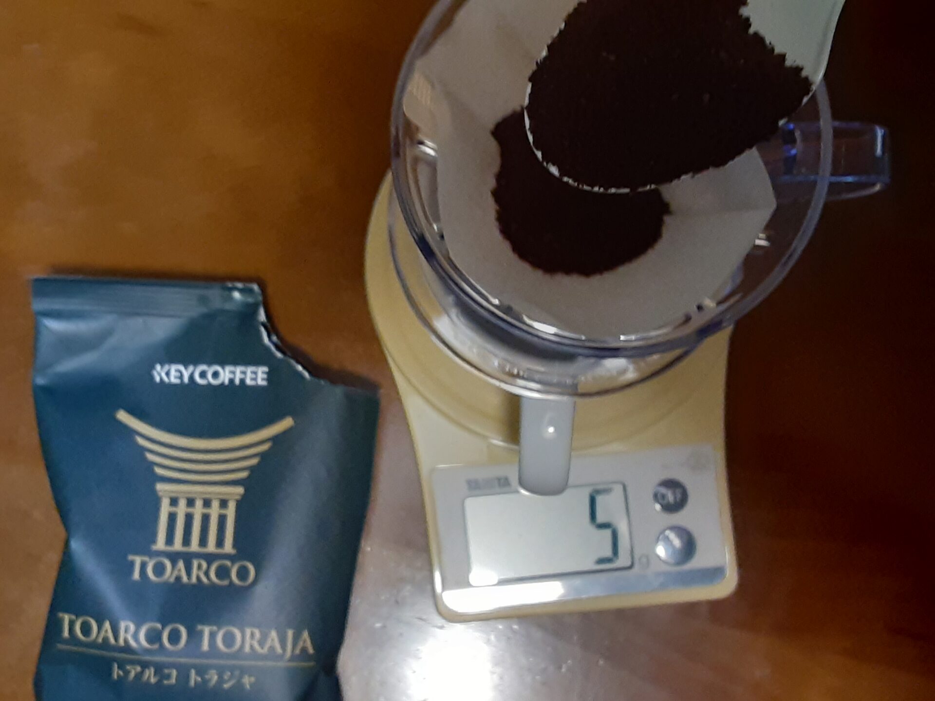 キーコーヒーの「トアルコトラジャ」をドリップ器具にセッティング