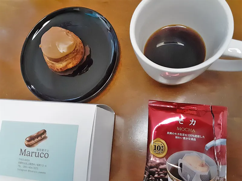 京都にあるコーヒー菓子専門店MARUCOのコーヒーシューとブルックスのモカ豆コーヒー