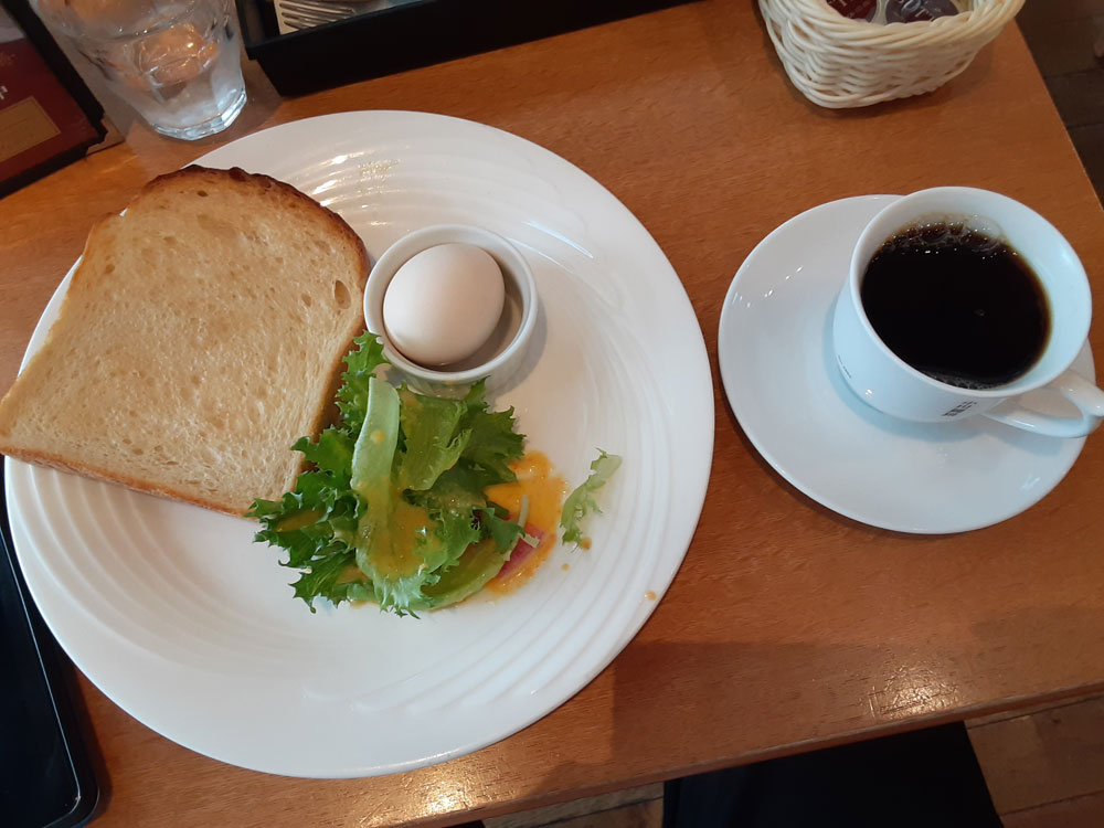 小川珈琲京都本店で注文したモーニング「京都産小麦の山食パントーストモーニングとオーガニックハウスブレンドHOTのセット」