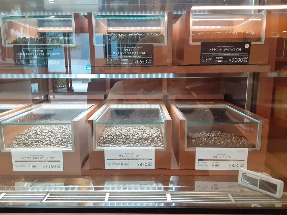 小川珈琲本店で販売されているたくさんのコーヒー豆
