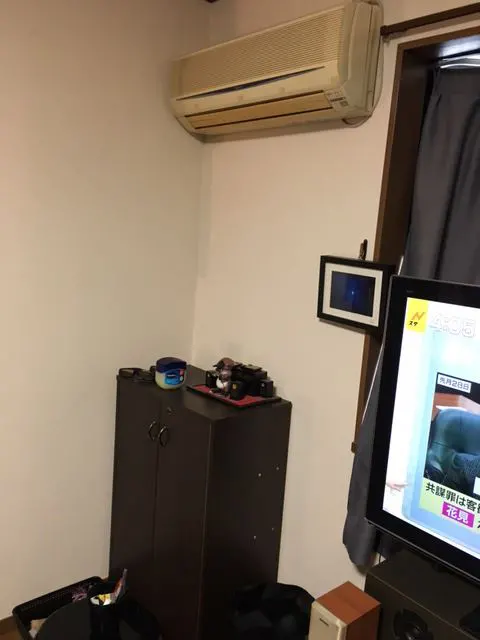 サッシの上に取り付け出来ず、その横にスリムエアコンを取り付けた例