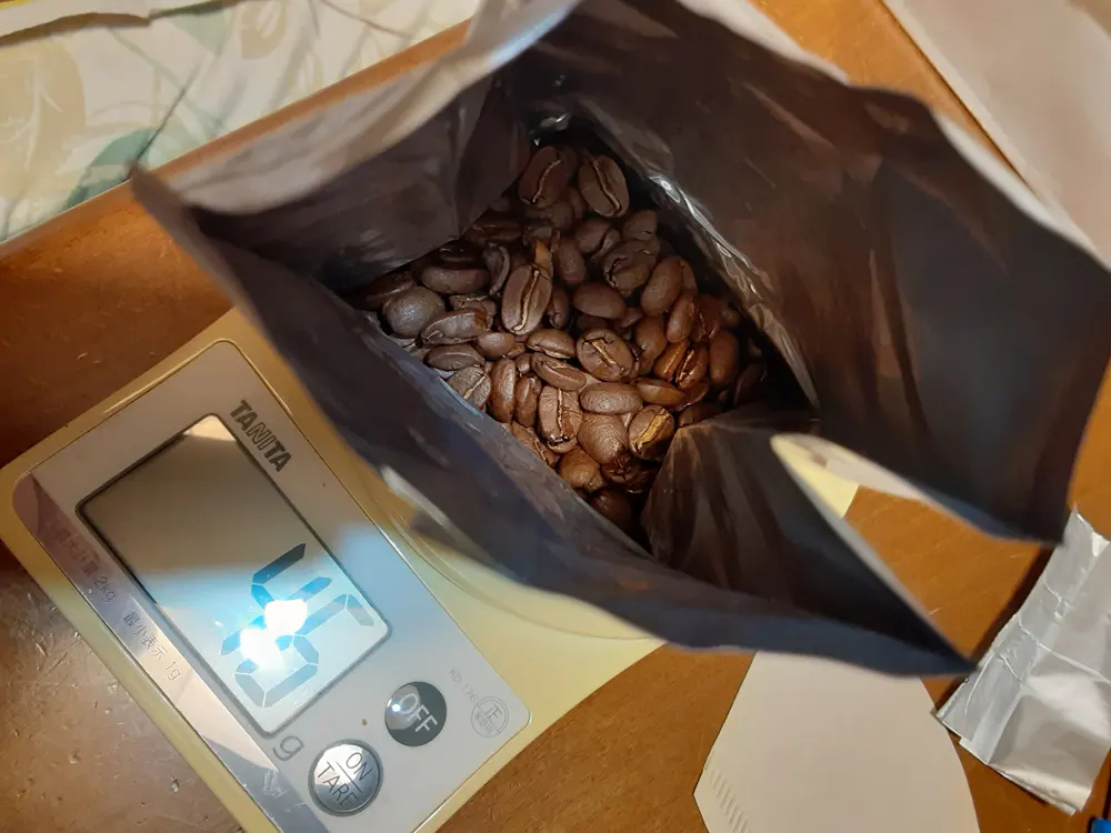 小川珈琲｜ブルーマウンテン№1　OGAWAPLOTコーヒー豆を計量