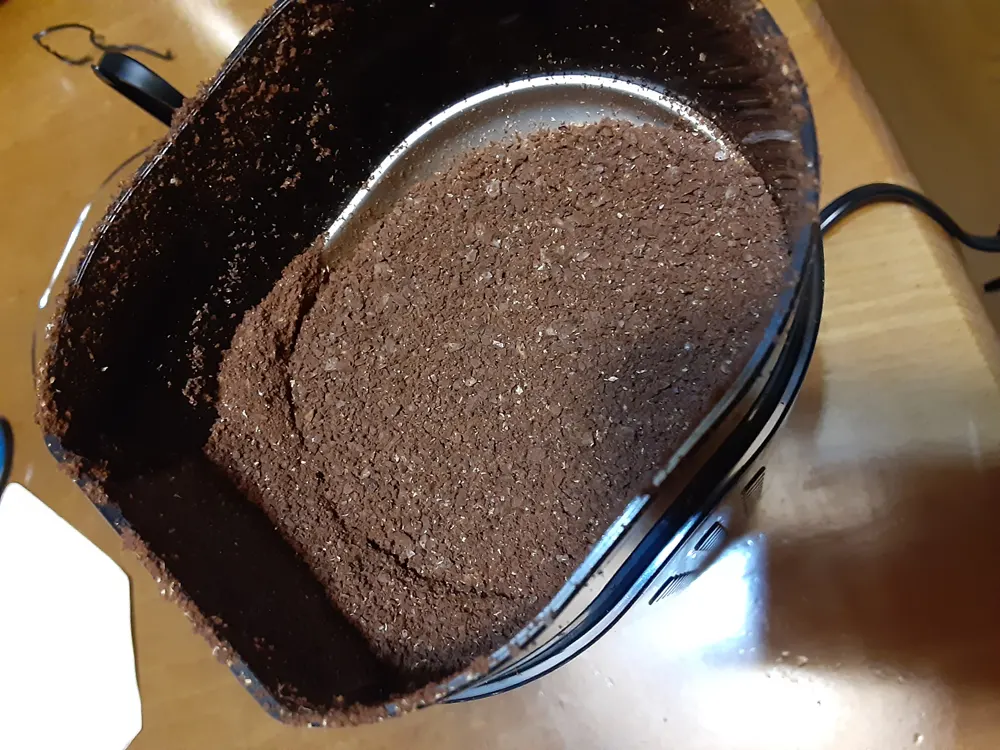 小川珈琲｜ブルーマウンテン№1　OGAWAPLOTコーヒー豆を電動グラインダーで細挽きに挽く