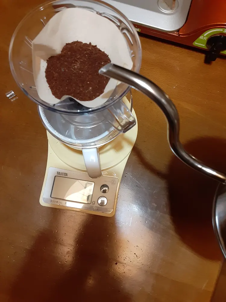 小川珈琲｜ブルーマウンテン№1　OGAWAPLOTコーヒー豆をペーパードリップしている様子