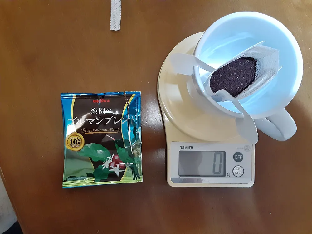 ブルックス（brooks）｜ドリップパックタイプの「楽園のブルマンブレンド」をコーヒーカップにセッティング